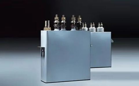 電容器在直流電路中起什么作用？