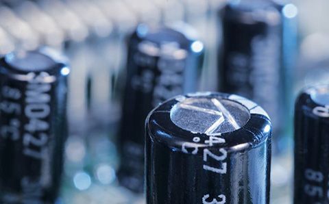 哪些材料會影響超級電容器的性能？
