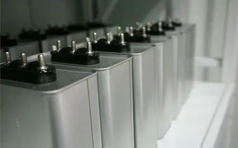 哪些因素影響電力電容器的容量？